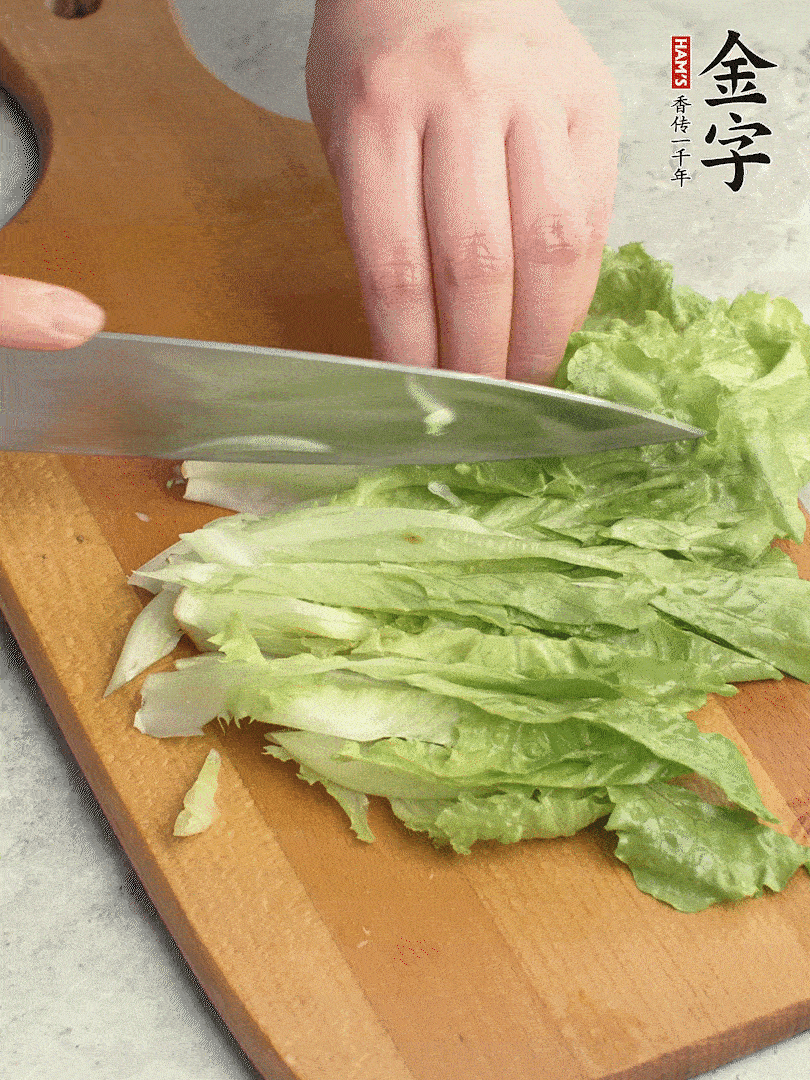 胡萝卜、生菜、黄瓜切丝。