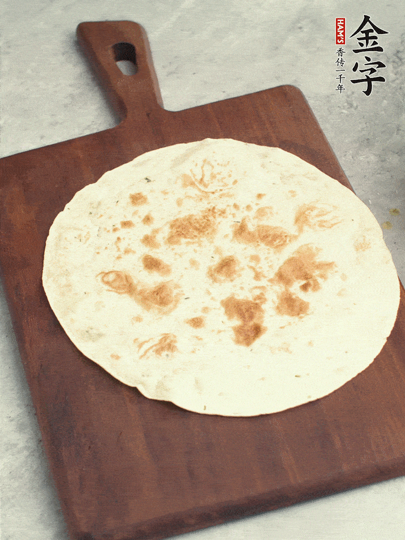 食材依次铺在卷饼皮上，卷起来。