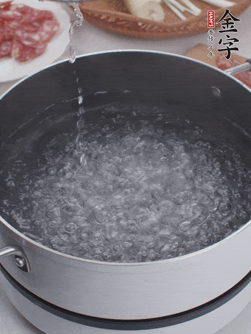 春笋去壳切片，焯水3分钟。