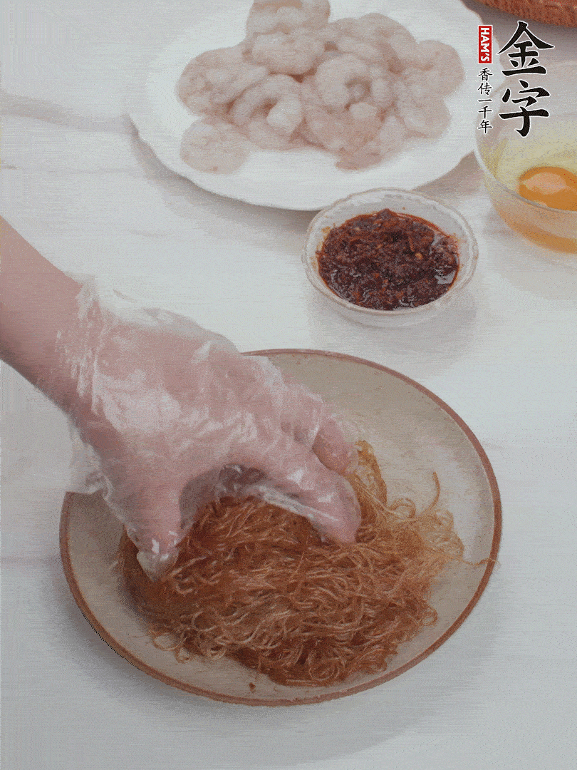 粉丝泡软后，入沸水煮10秒，捞出后加1/2勺老抽、1/2勺食用油挑松。
