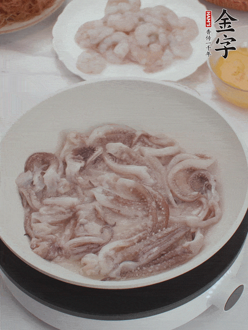 虾仁、鱿鱼滑油，蛋液炒制半熟。