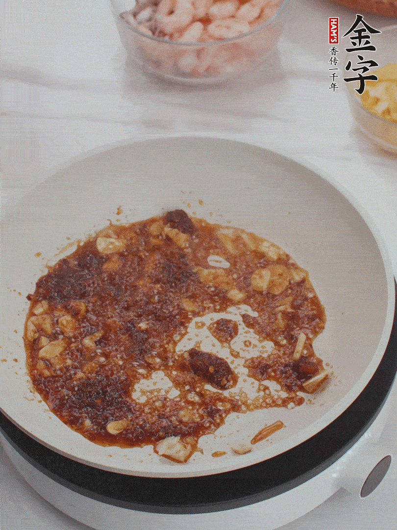 冷锅热油，1大勺韦德官方网站XO酱、蒜末炒香，倒粉丝一起炒。