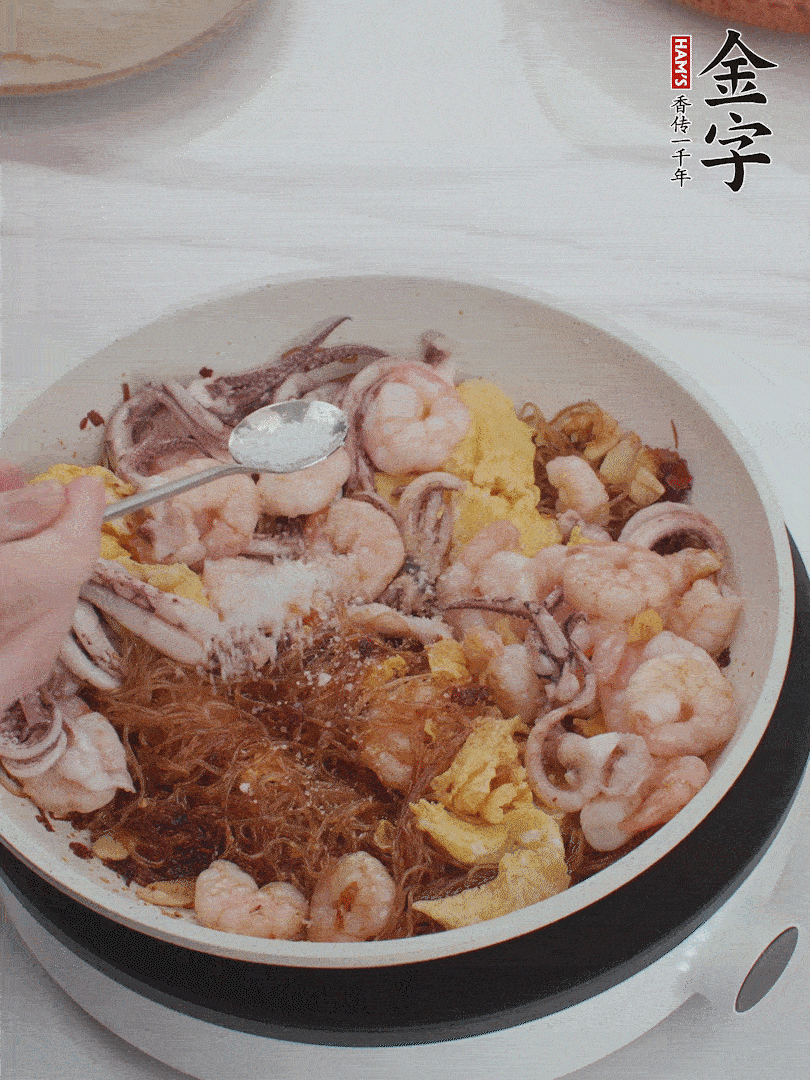 加鸡蛋，虾仁，鱿鱼混合。