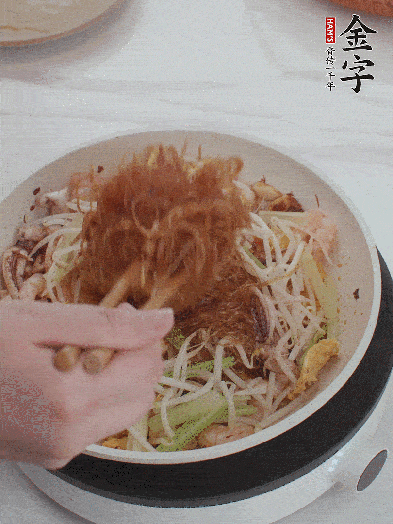 放焯好水的香芹、豆芽翻炒挑松。