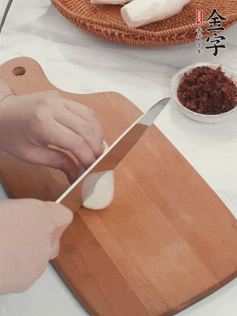 茭白剥壳，洗净后切滚刀块。