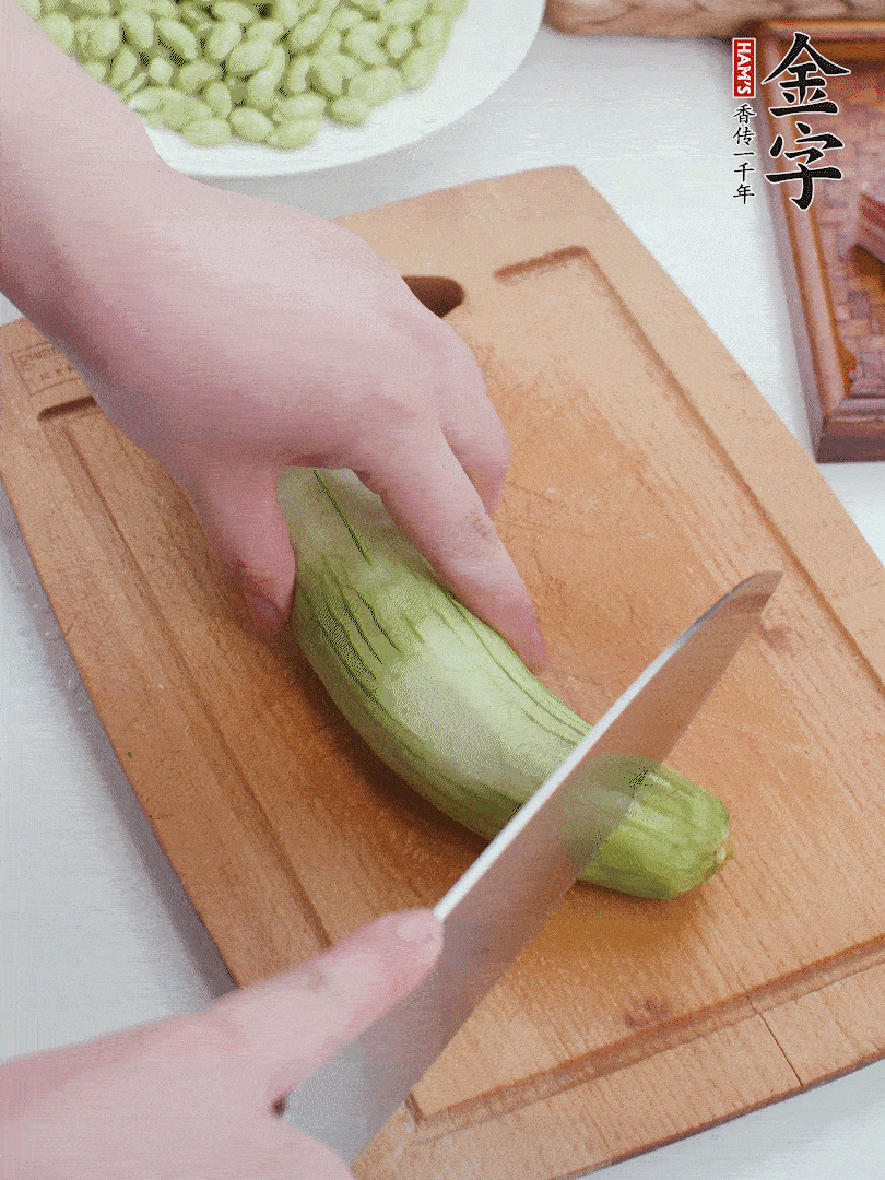 丝瓜去掉外皮，去掉两端，切成滚刀块。
