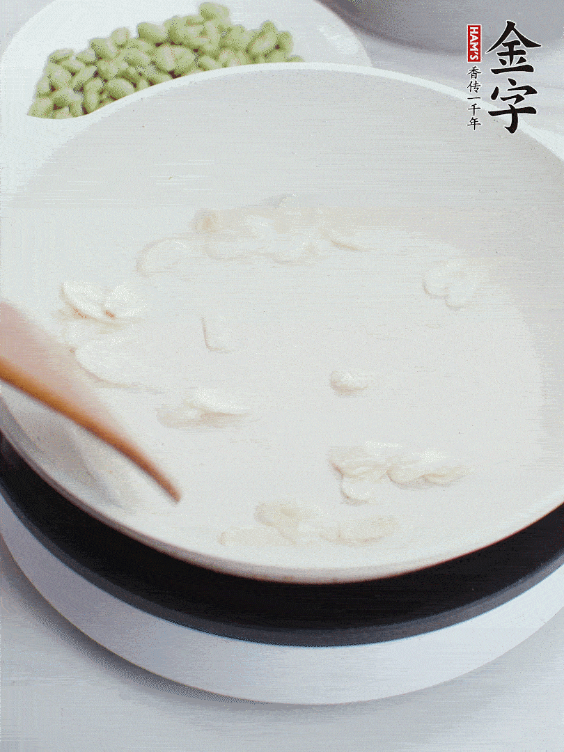 金字淡咸肉煮15分钟，捞出切片。油5成热时，蒜末、咸肉爆香。