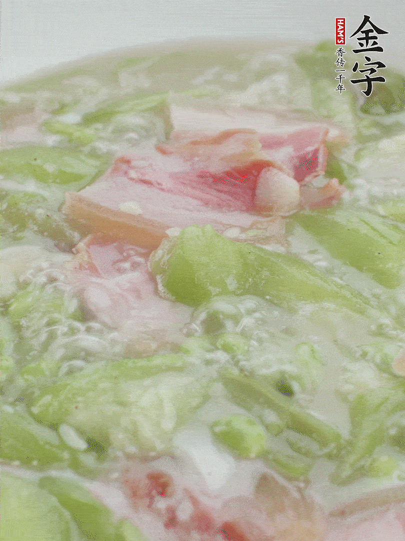 加一点热水、白胡椒粉、鸡精翻炒1分钟。