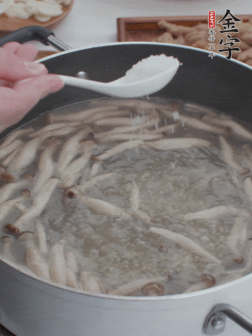 1勺盐、一点胡椒粉调味。