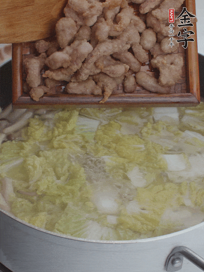 水开后煮10分钟，下娃娃菜、小酥肉煮3分钟。