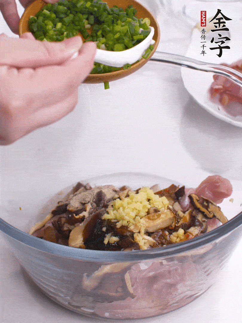 鸡肉、香菇混合，加清水1/3杯、料酒1勺、蚝油1勺、盐1勺、糖1/4勺、白胡椒1/4勺、食用油1勺、香油1/4勺、姜末、葱花，搅拌均匀腌制2小时。