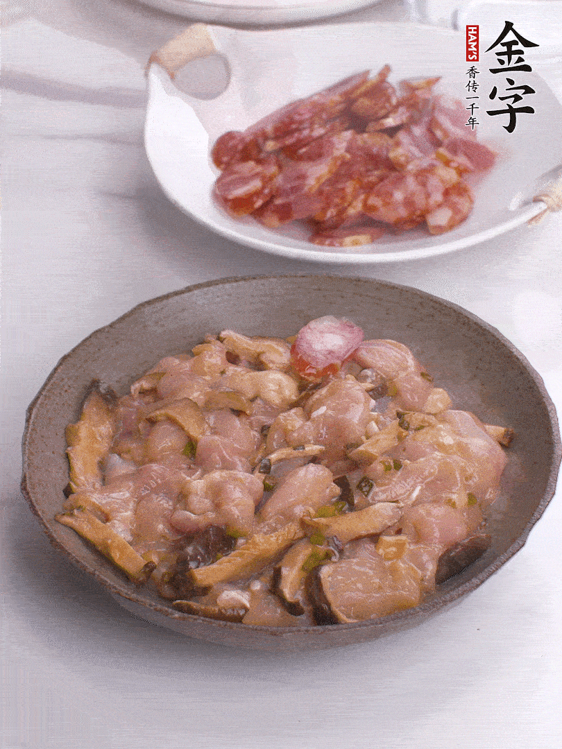 腌制后，鸡肉中加淀粉1勺，顶部码上香肠片。
