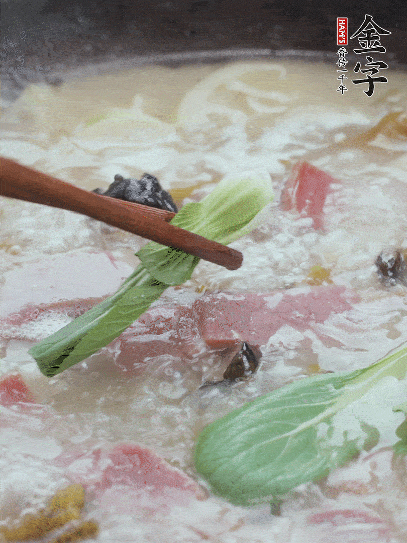 捞出葱结，小菜心点缀。