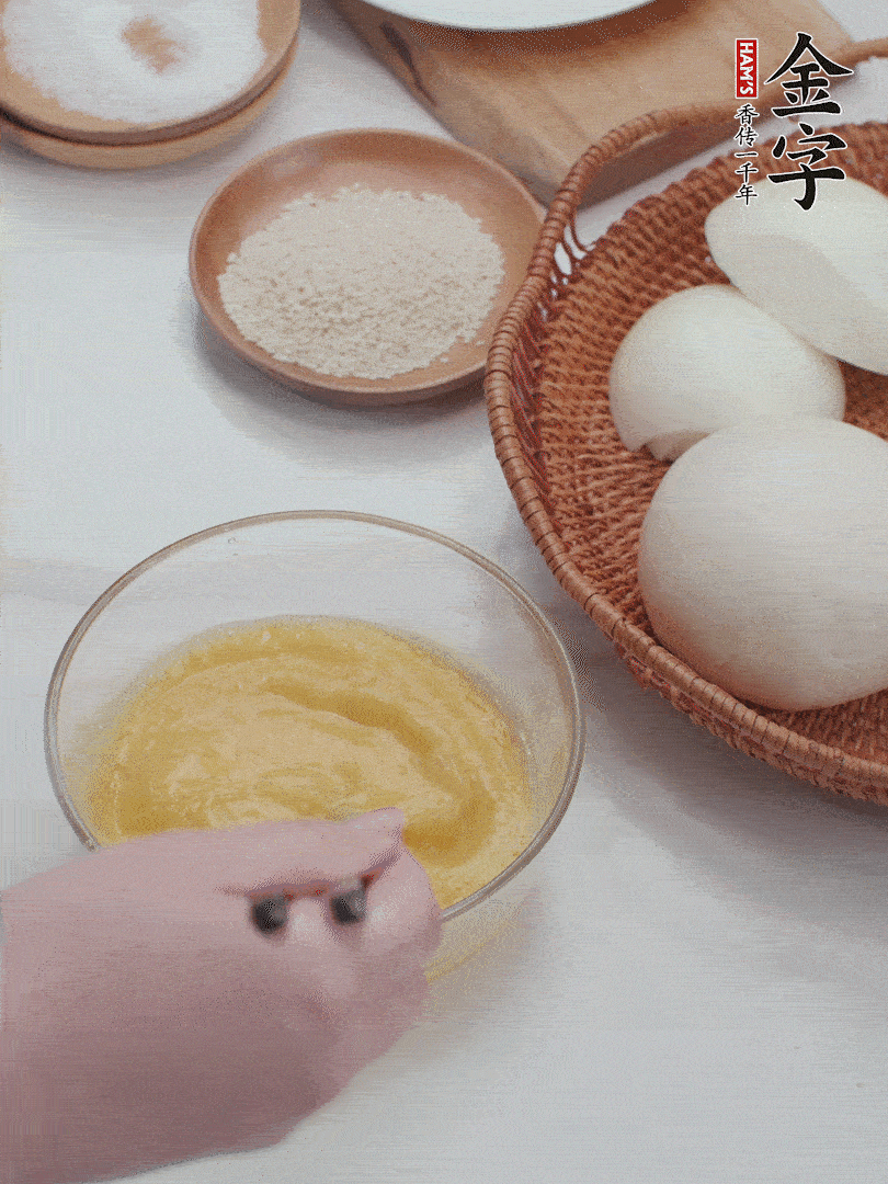 2个鸡蛋加入1小勺盐、1/2小勺胡椒粉打散。