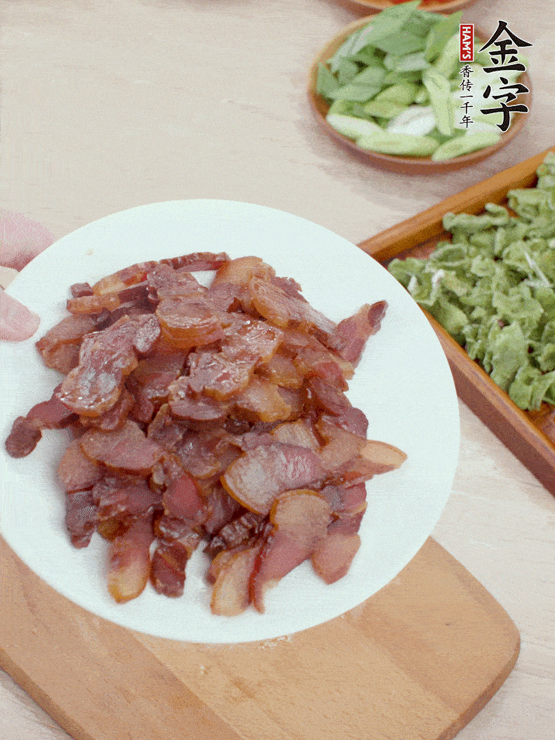 腊肉水煮15分钟，切薄片。