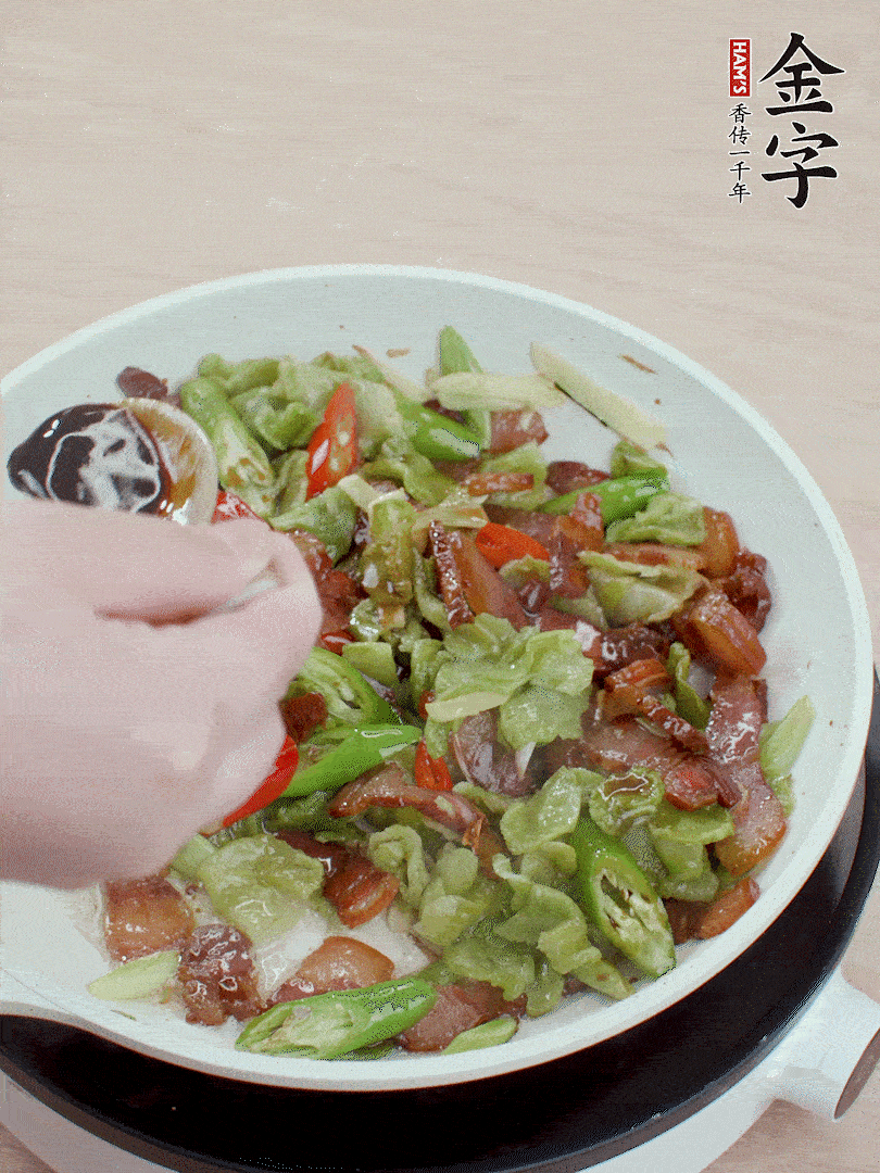 2勺生抽调味，最后撒蒜叶。