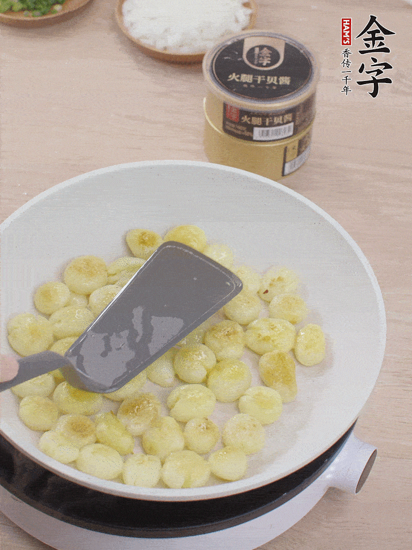 锅中热油，边煎边压扁，至两面微焦黄。