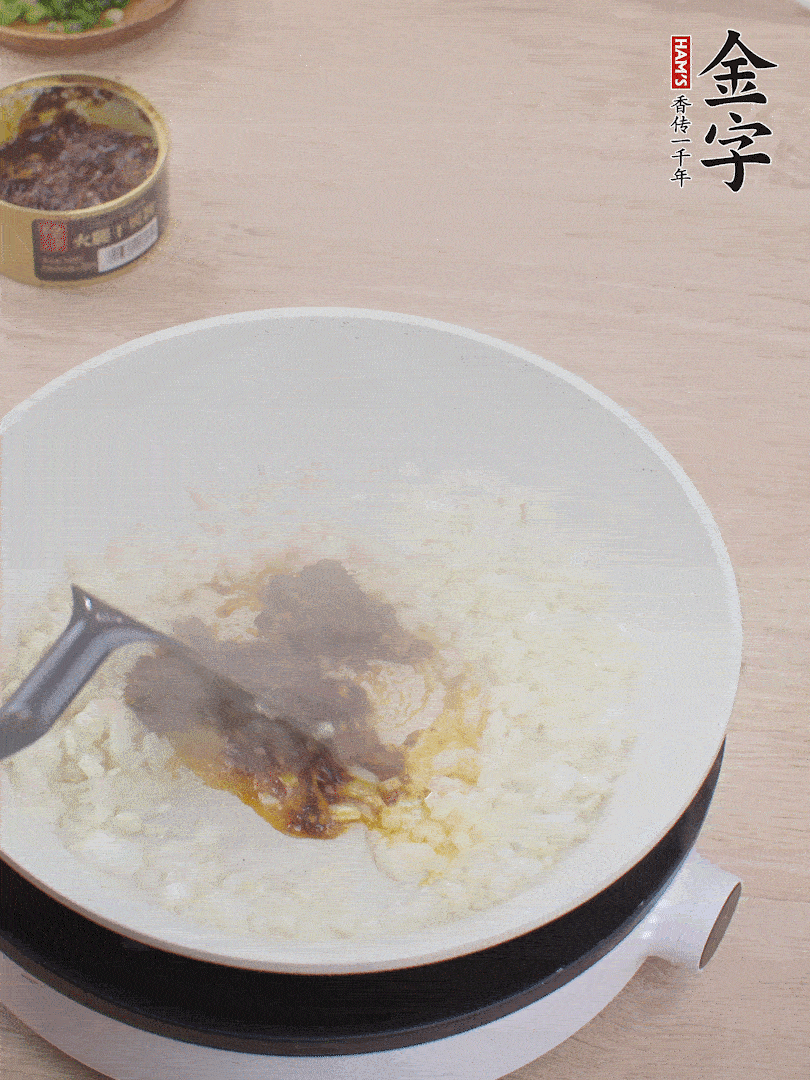 留底油，洋葱丁、蒜末、韦德官方网站干贝酱煸香。