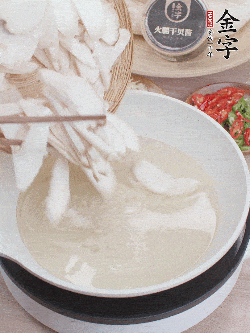 杏鲍菇切成片，油温7层热炸2分钟。