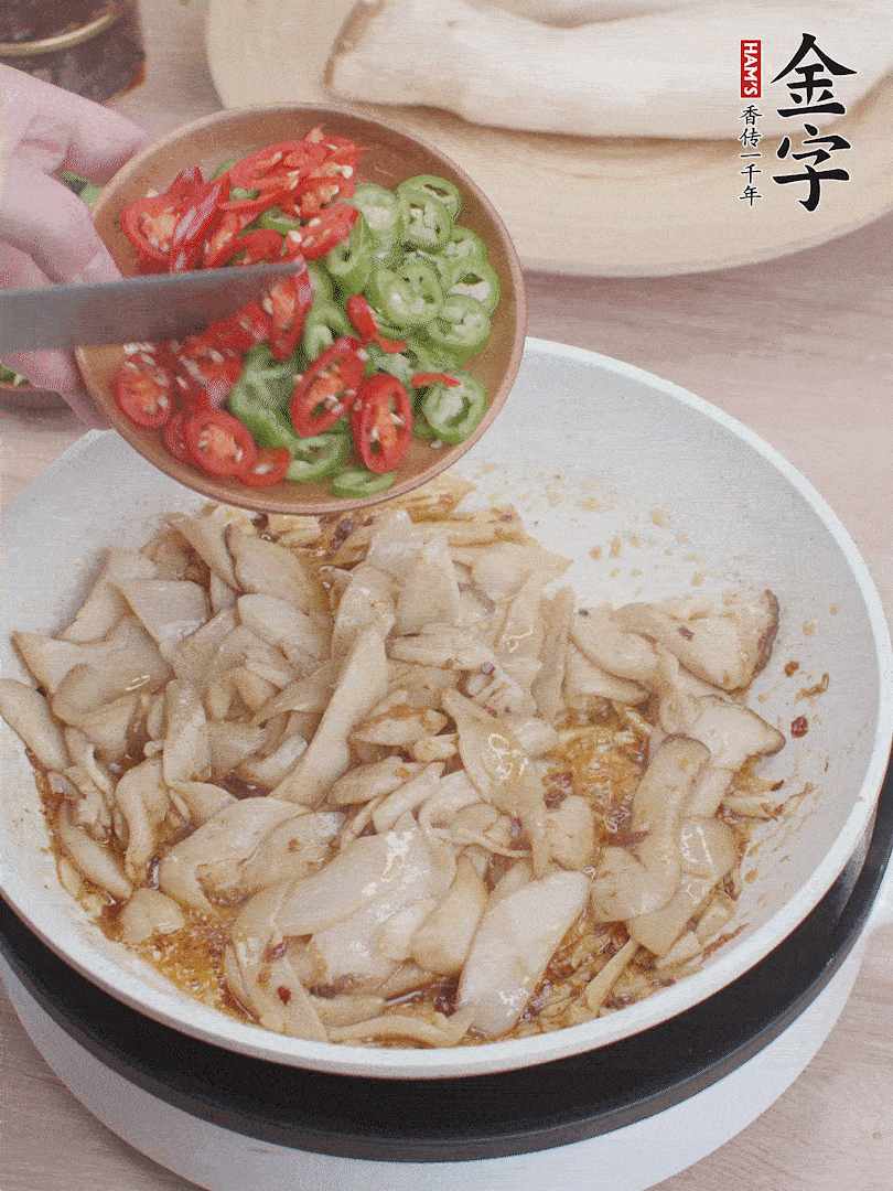 下杏鲍菇、青红辣椒炒出香味。