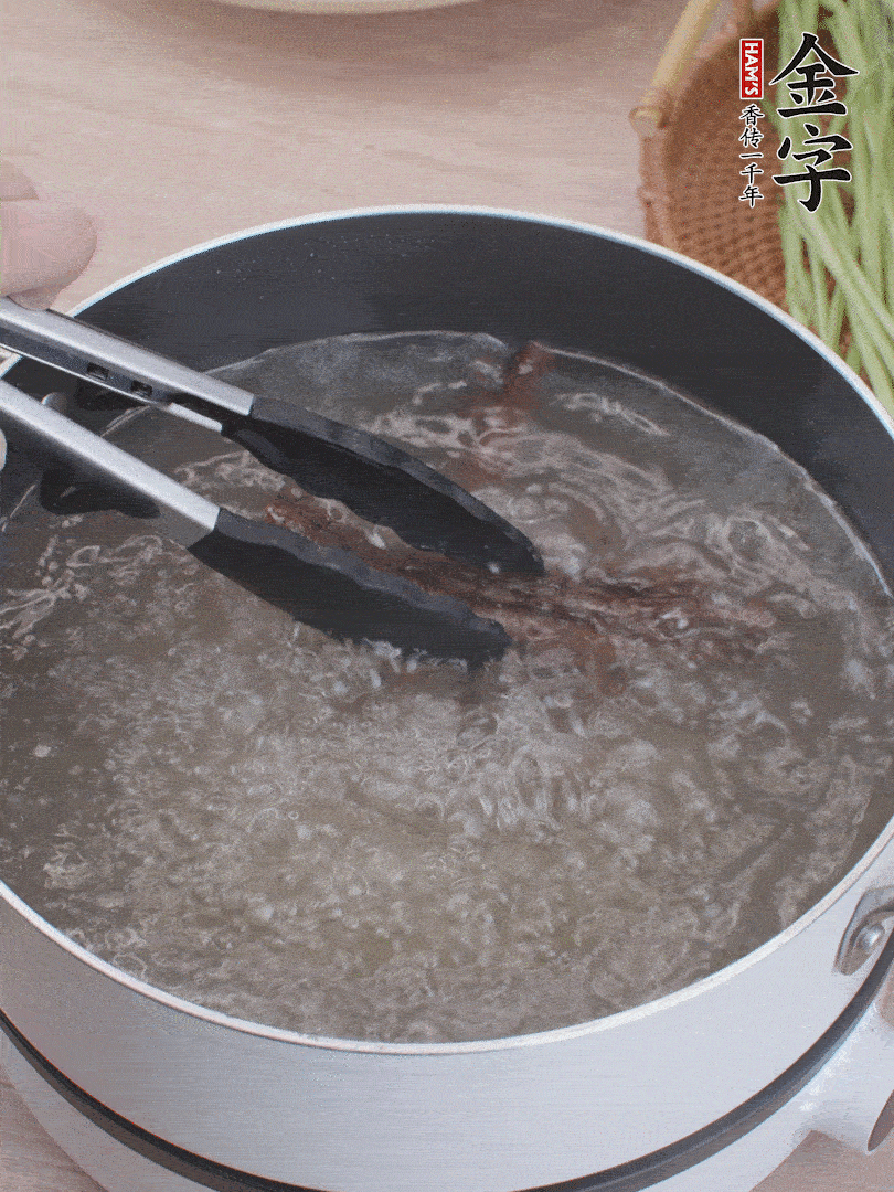 金字酱油肉下锅煮10分钟，切薄片。