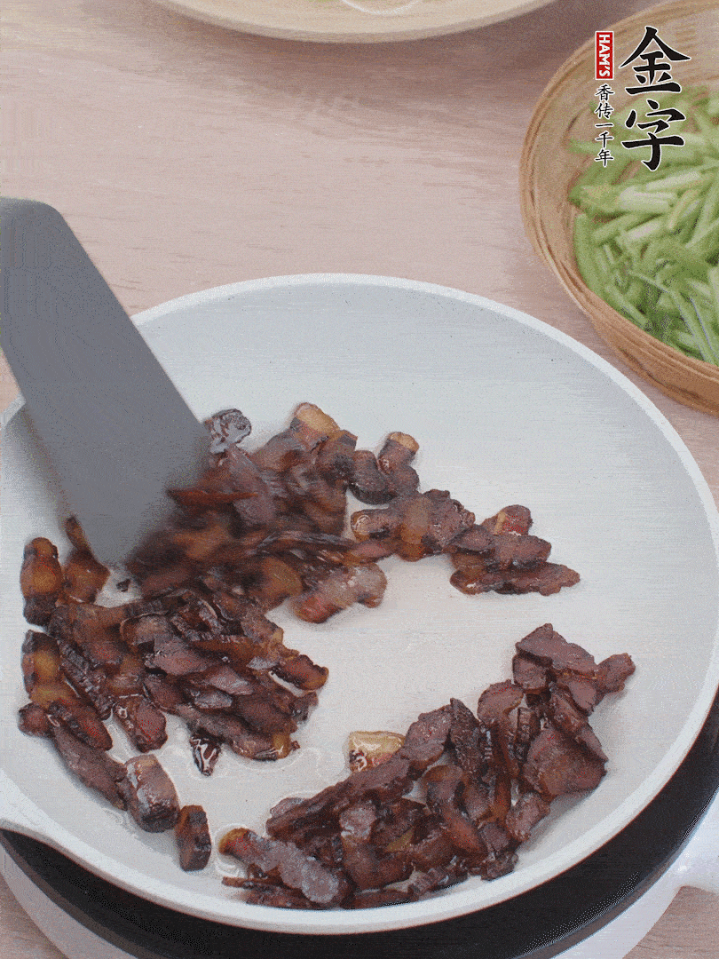 起锅热油，煸香酱油肉。