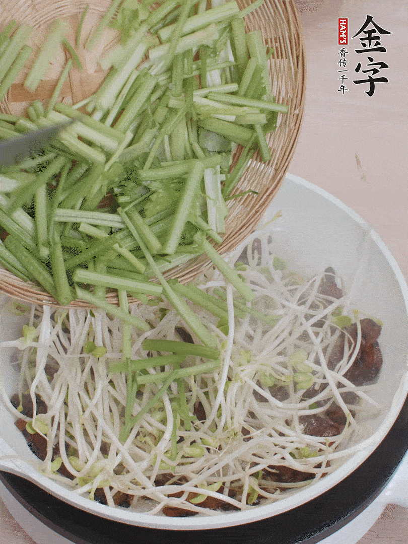 下豆芽、香芹翻炒均匀。