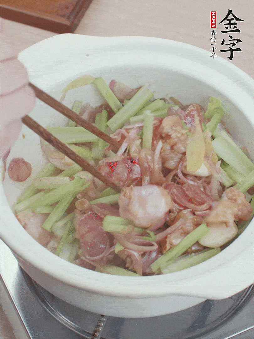 下牛蛙、芹菜、香肠翻炒。