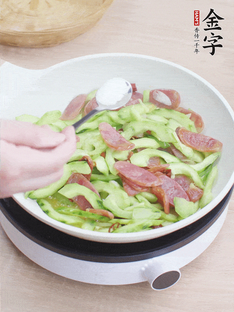 淋点开水，半勺白糖、1勺生抽调味。