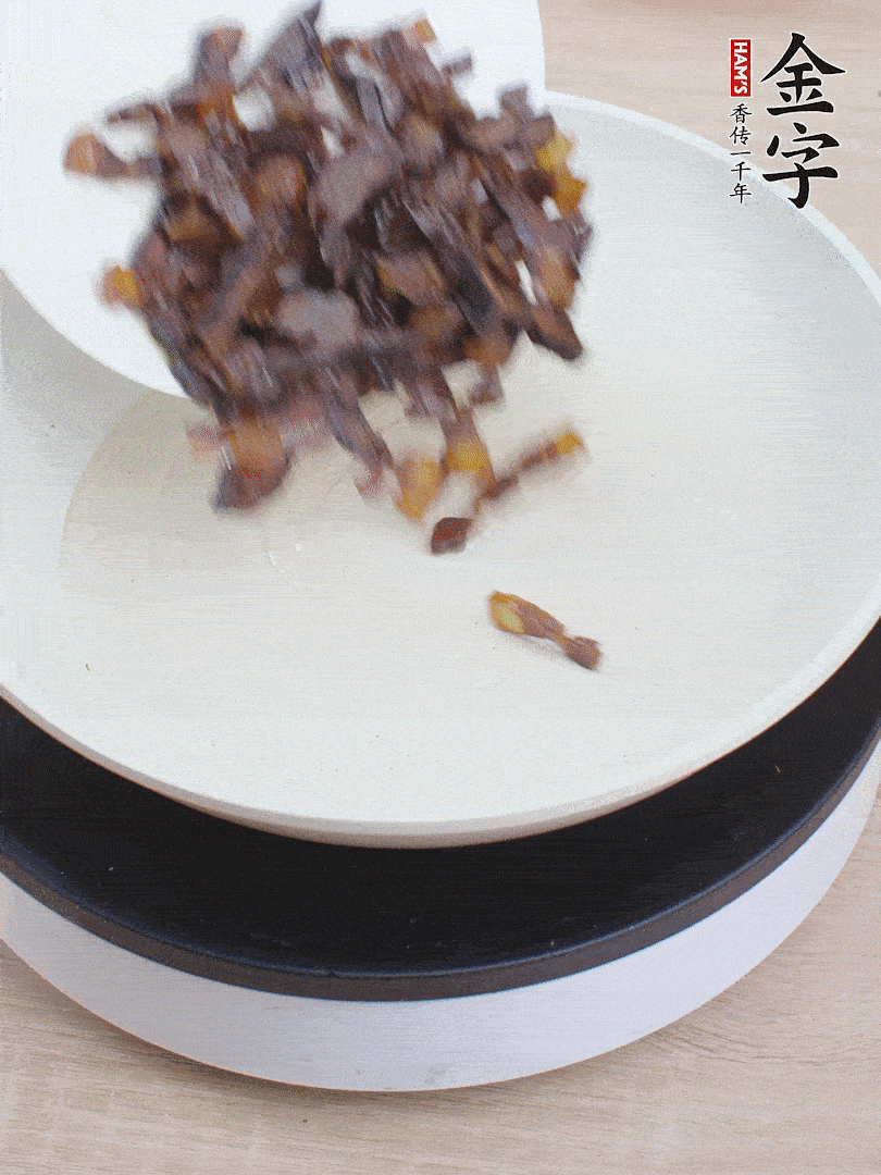 油热倒酱油肉，编出香味。