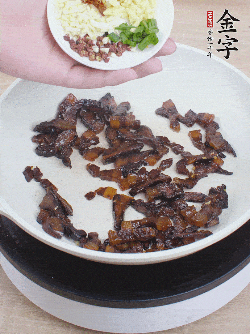下葱姜蒜、干辣椒、花椒粒炒香。