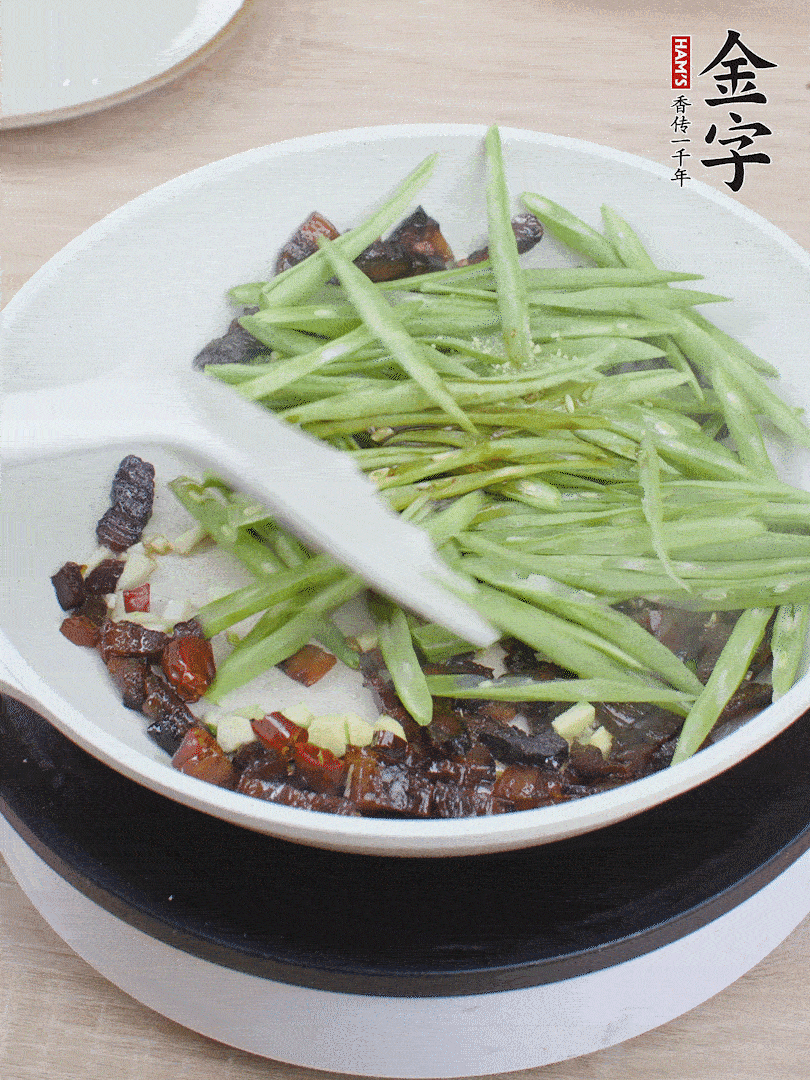 下豆角，生抽、鸡精调味，炒到断生。