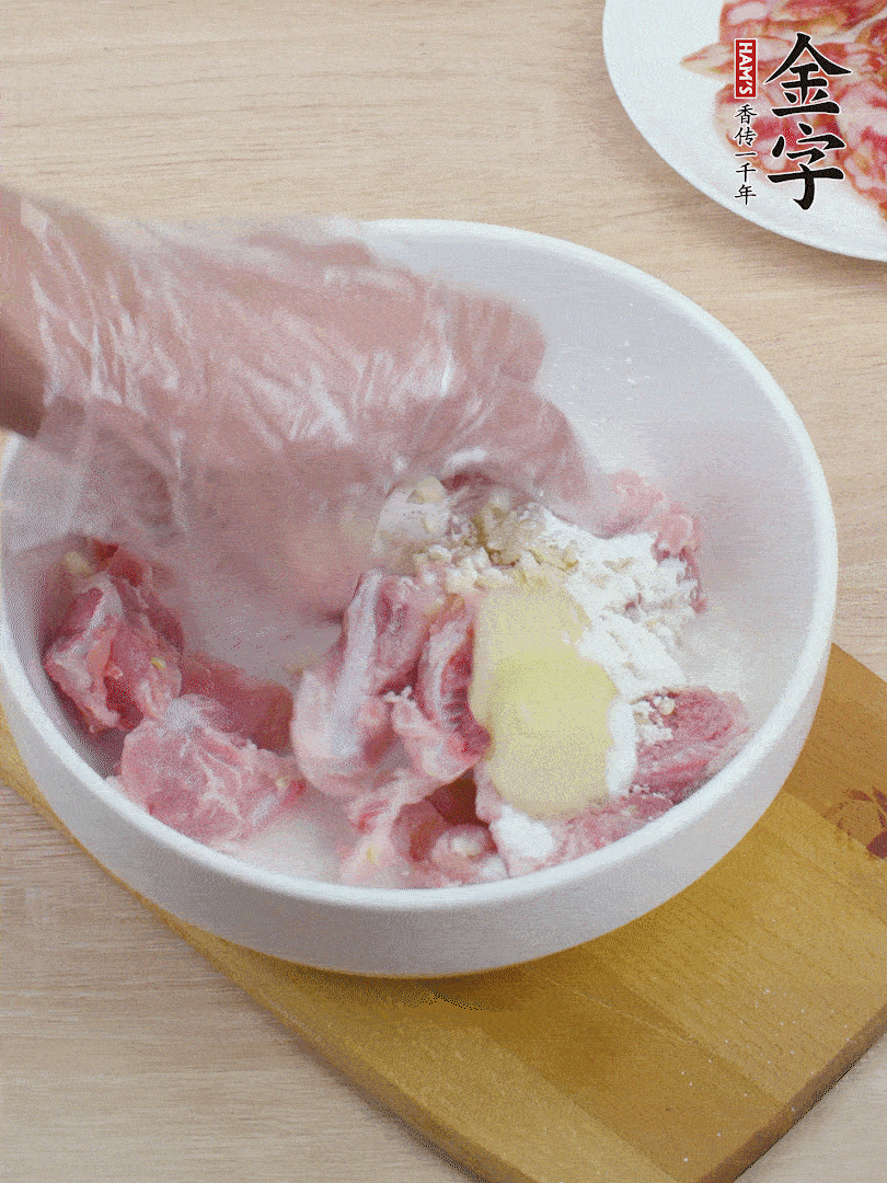 洗净的小排，加盐、姜、蒜末、淀粉、胡椒粉抓匀，腌制15分钟。