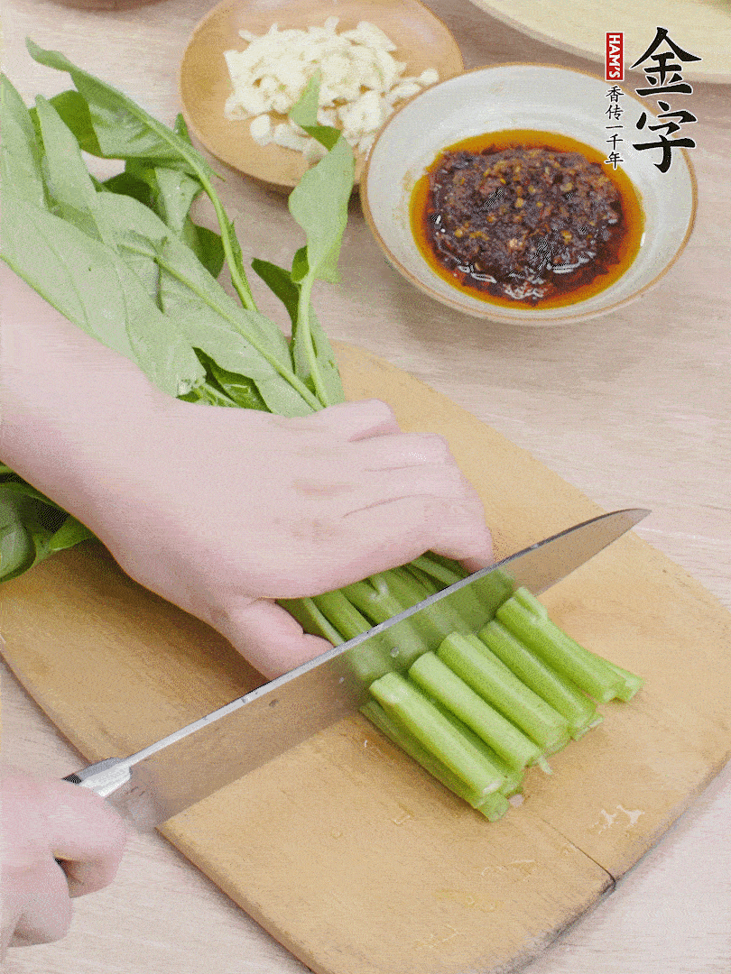 空心菜切段，大蒜拍碎切末。