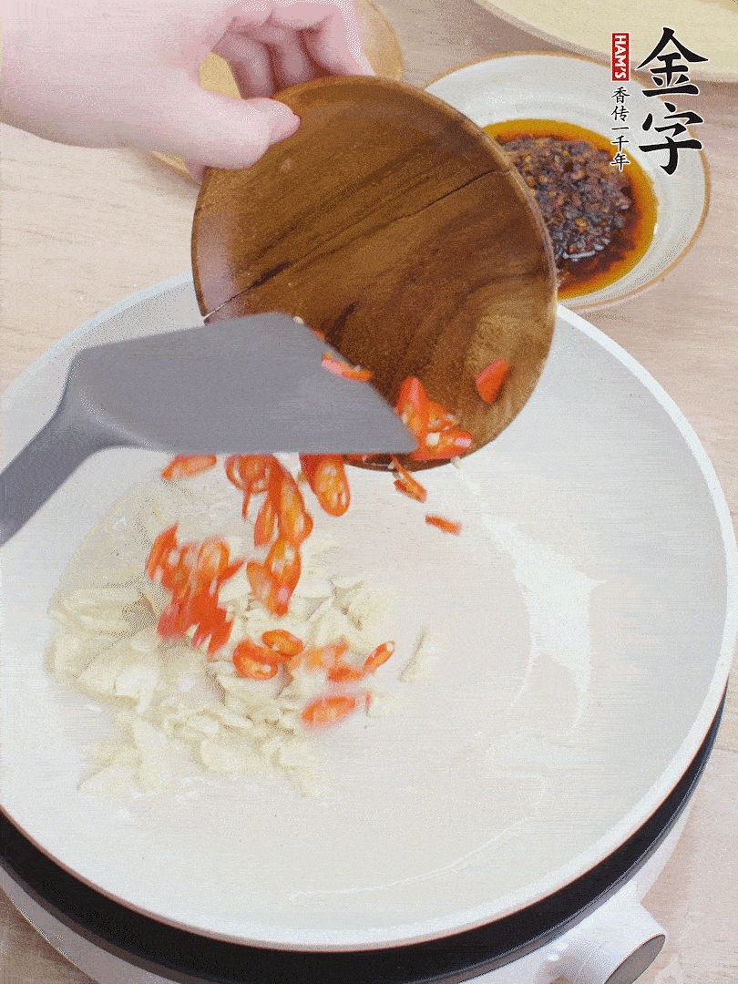 油热煸香蒜末、辣椒。