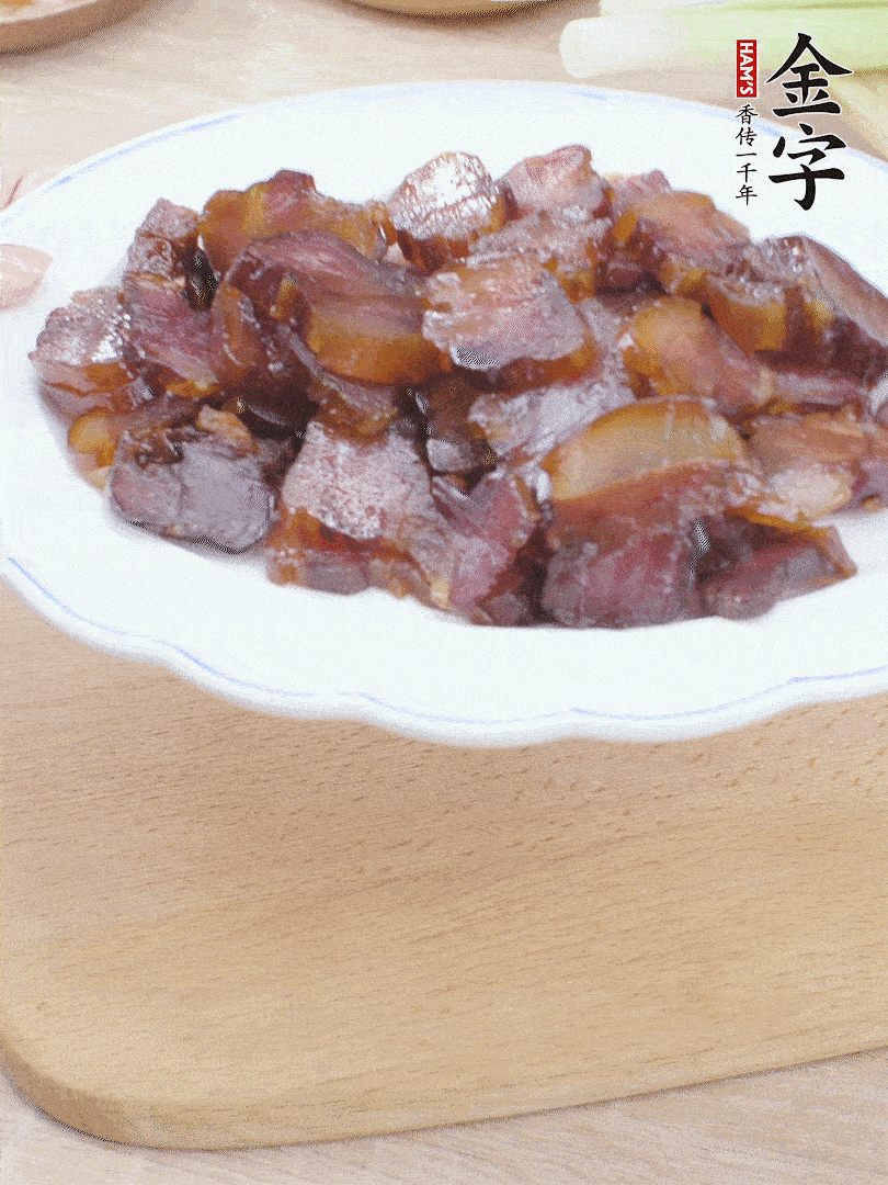 金字酱油肉水煮15分钟，切薄片。