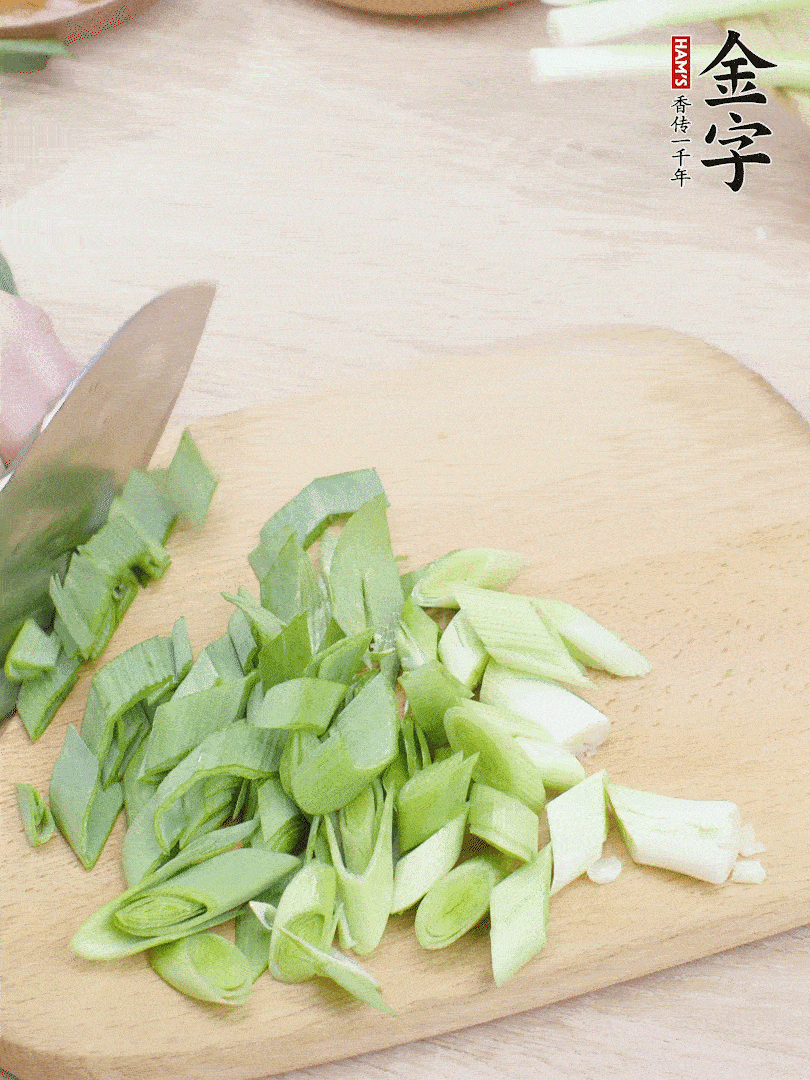 青蒜切段。（蒜白可以拍一下，再斜着切）
