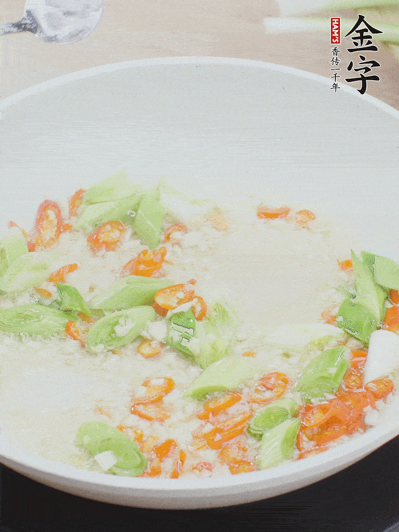 油5成热时，下蒜末、辣椒、蒜白煸炒。