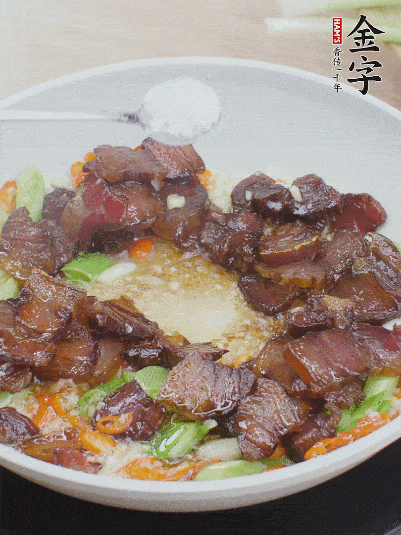 下酱油肉，一点生抽、白糖调味。