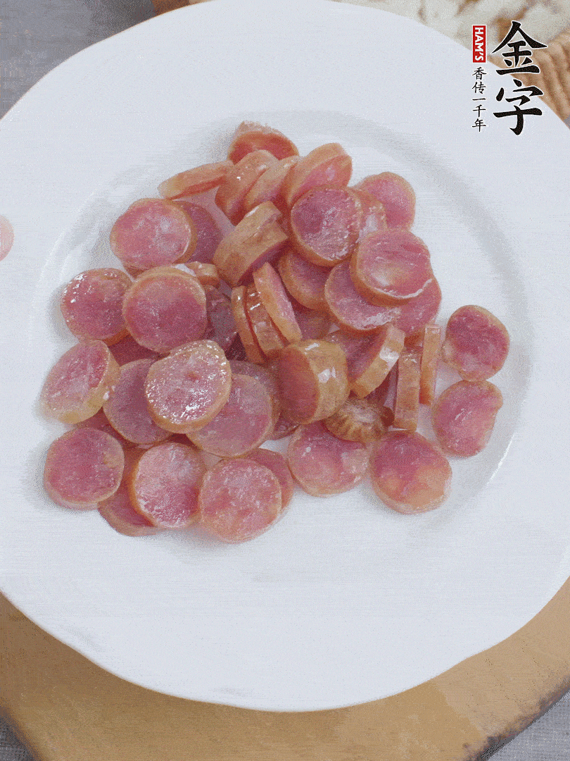 金字香肠煮10分钟，切圆片。