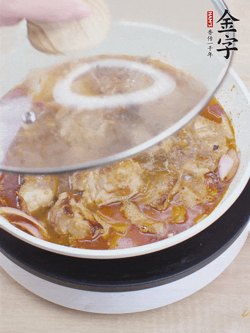下小排翻炒，加1勺生抽、1点白砂糖和少许水焖2分钟。