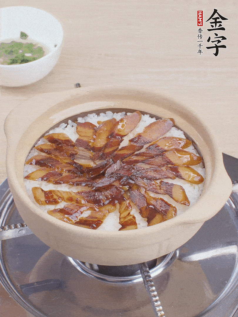 快收水时，铺酱油肉，锅边淋点油，转动砂锅，焖煮2分钟。