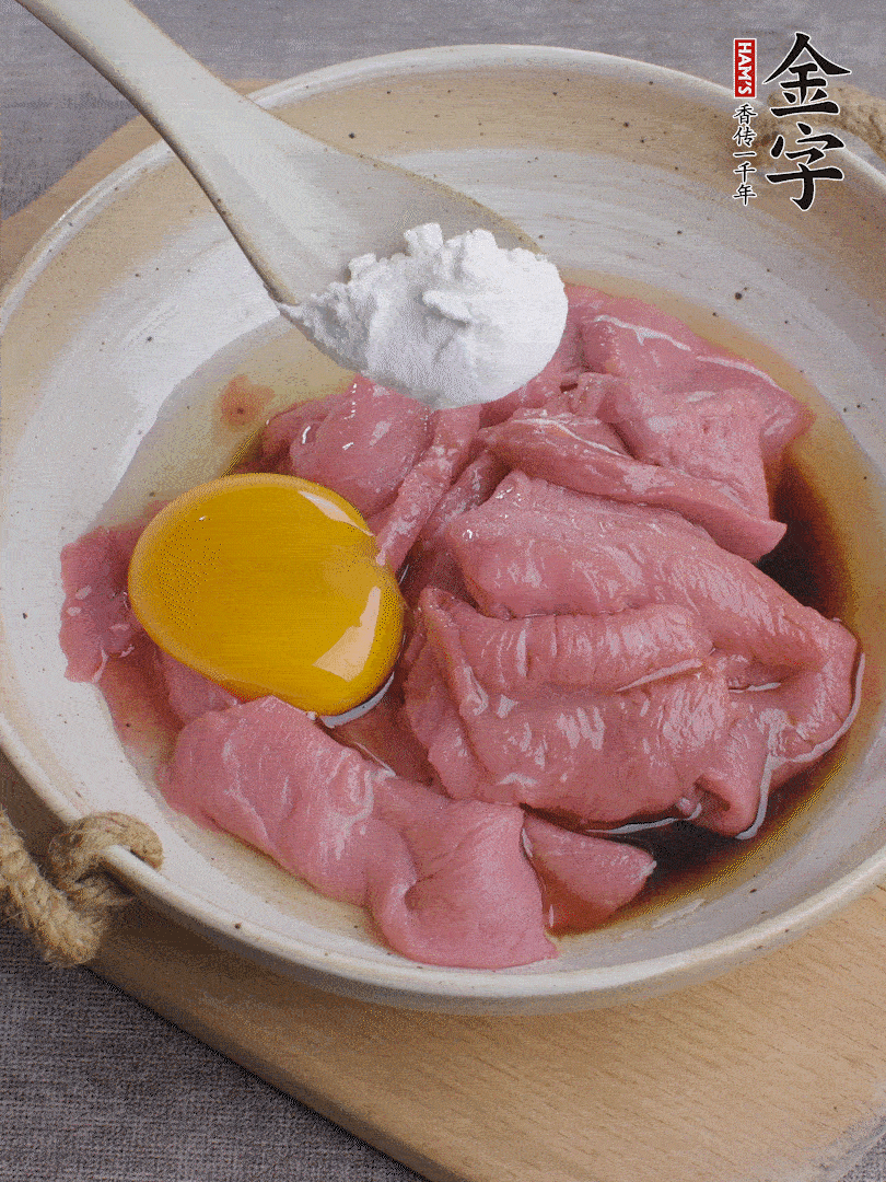 牛肉切片，鸡蛋1个、水2勺、料酒1/2勺、生抽1/2勺、生粉1勺腌15分钟。