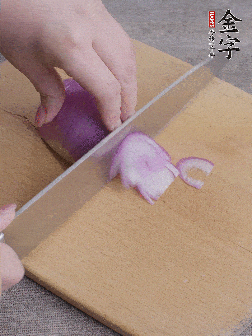 洋葱切丝、葱切段。
