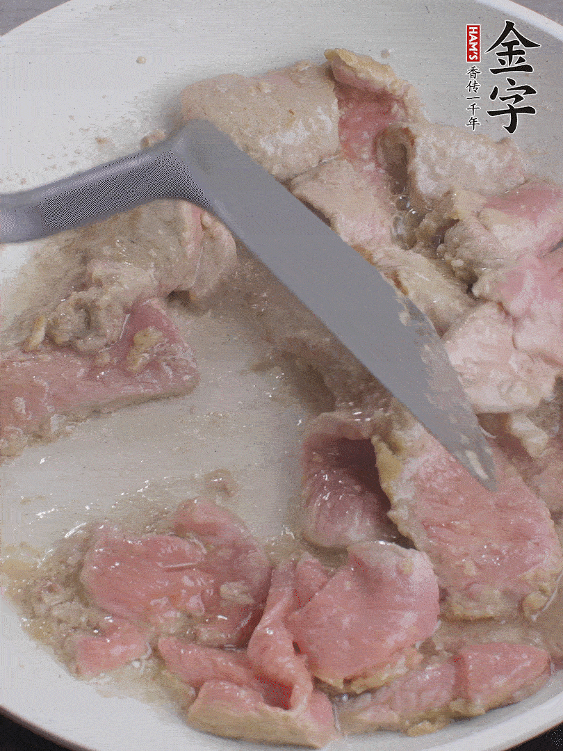 锅中少油，下牛肉炒至变色。（盛出来）