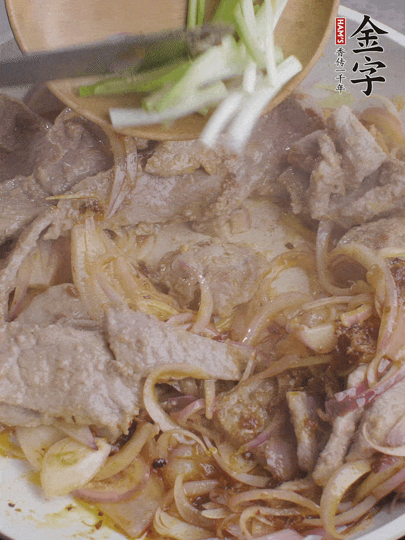 下牛肉、葱段快炒。