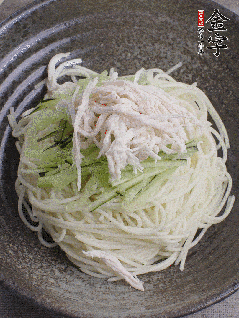 碱水面（熟）倒入大碗中，铺上黄瓜丝、鸡丝。
