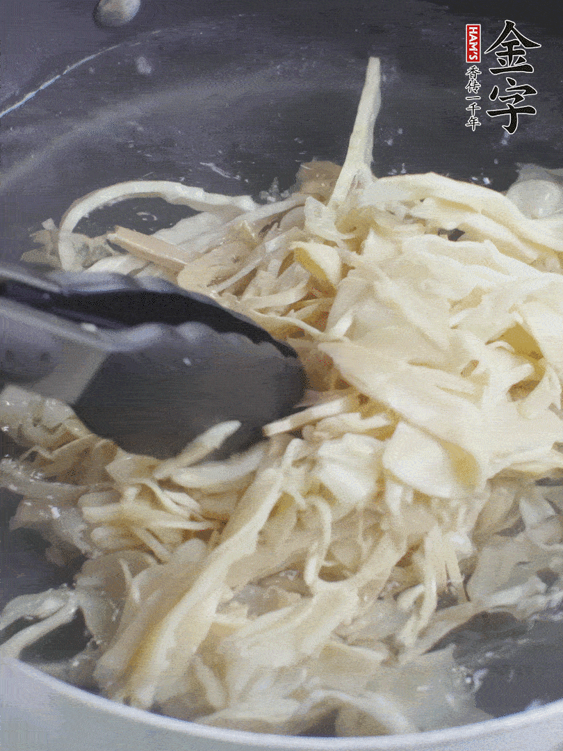 糯米笋焯水1分钟，过凉水，挤干水份。