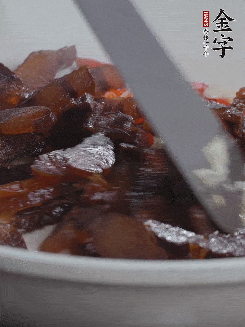 下酱油肉，煸出油脂。