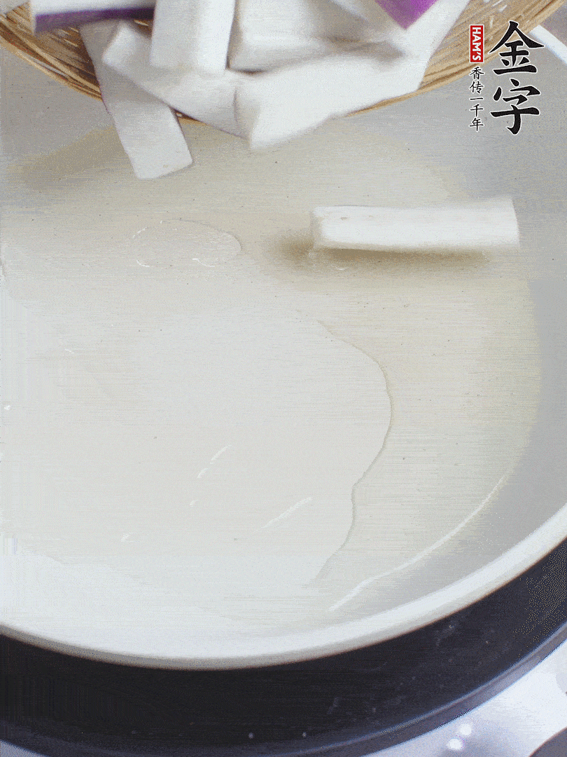 杭茄洗净去蒂，纵向剖成4份，切成长10cm左右的段。白洋葱切丝。口蘑洗净去掉柄。红椒切菱形片。